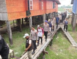 Kapolres Pelalawan Arungi Sungai Kampar, Pastikan Tak Ada Warga Tertinggal Bansos