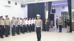 Upacara di Polres Pelalawan, AKBP Ahmad Nur Ari Anugerahkan Penghargaan Juara Silat dan PTDH Anggota Positif Narkoba