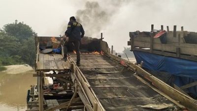 Polsek Singingi Gerebek PETI di Desa Kebun Lado, 4 Rakit Dimusnahkan