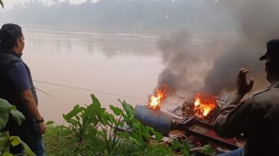 Tak Berizin, 4 Rakit PETI di Kuansing Dimusnahkan Polisi