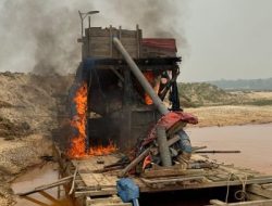 Gerak Cepat! 2 Rakit Dompeng PETI di Pulau Jambu Dimusnahkan Polsek Singingi Hilir