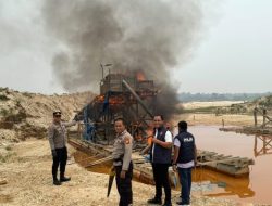 12 Rakit PETI Ditertibkan, Polres Kuansing Sisir Sungai di Benai dan Singingi Hilir