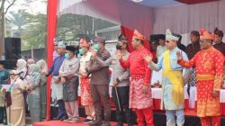 MERIAH! Ribuan Peserta Tumpah Ruah di Pawai Budaya Hari Jadi Pelalawan ke-27, Bupati Zukri: Jaga Persatuan