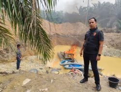 Laporan Warga, Polsek Benai Bakar Rakit Stingkay di Jalur Patah