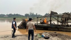 Polsek Pangean Razia Sungai Kuantan, Dua Rakit Penambang Emas Ilegal Dimusnahkan