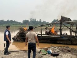 Polsek Pangean Razia Sungai Kuantan, Dua Rakit Penambang Emas Ilegal Dimusnahkan