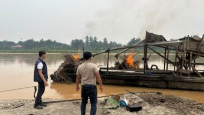Polsek Pangean Razia Sungai Kuantan, Dua Rakit Penambang Emas Ilegal Dimusnahkan