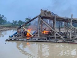 Gerak Cepat Laporan 110, Polsek Kuantan Hilir Musnahkan Rakit PETI di Pulau Beralo